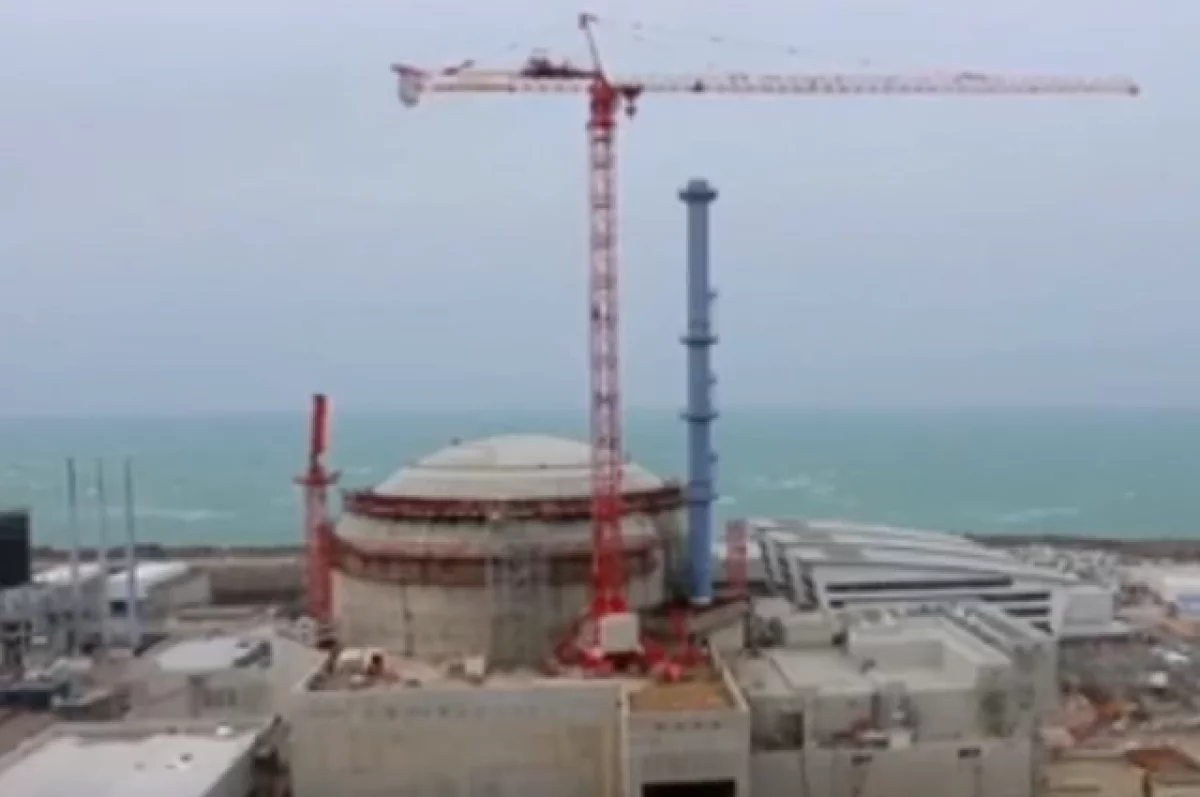 АЭС Фламанвиль во Франции остановила два реактора из-за шторма