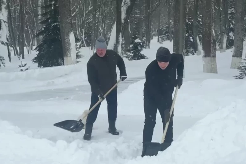 Президент Беларуси Александр Лукашенко вместе с сыном вышел на помощь коммунальщикам для уборки снега.