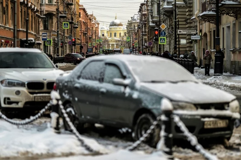 Заснеженные автомобили на улице Пестеля в Санкт-Петербурге. 