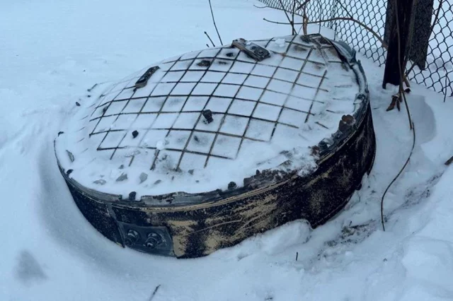 Украинские силовики опубликовали фотографии обломков «Орешника», которым ВС РФ 9 января атаковали Львовскую область.