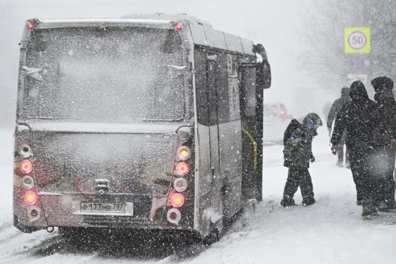 Последствия снегопада во Владивостоке.
