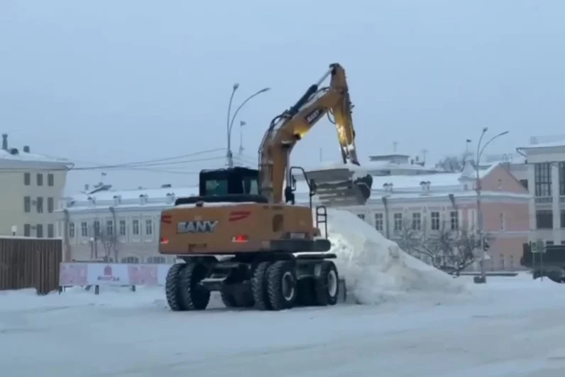 Последствия снегопада в Вологде.