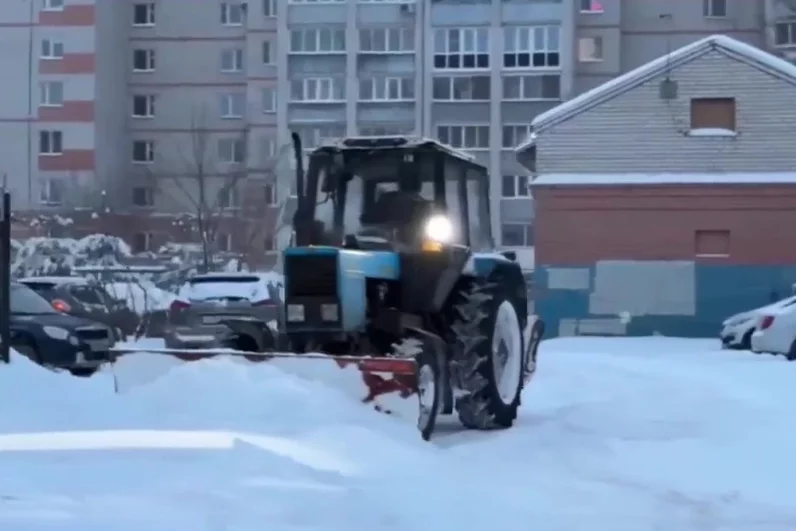 Последствия снегопада в Вологде.