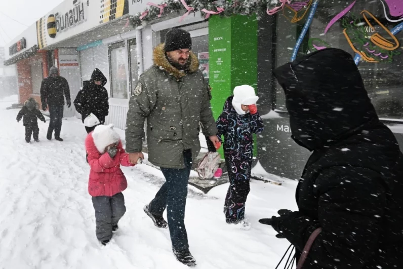 Последствия снегопада во Владивостоке.