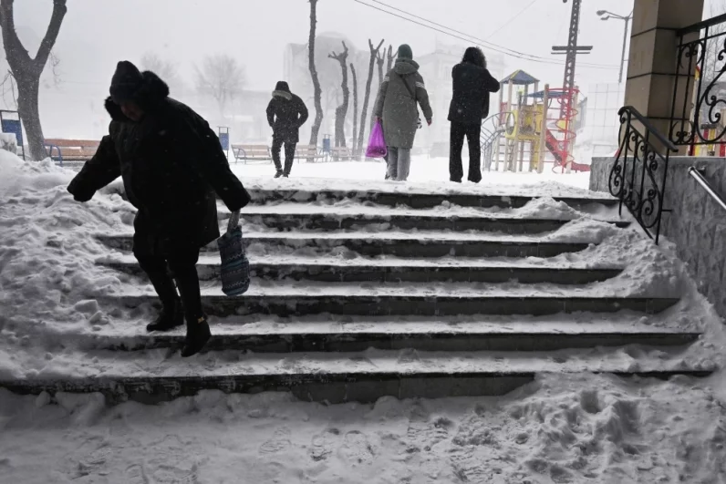 Последствия снегопада во Владивостоке.