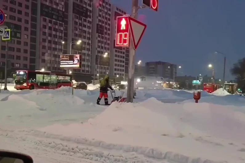 Последствия снегопада в Вологде.