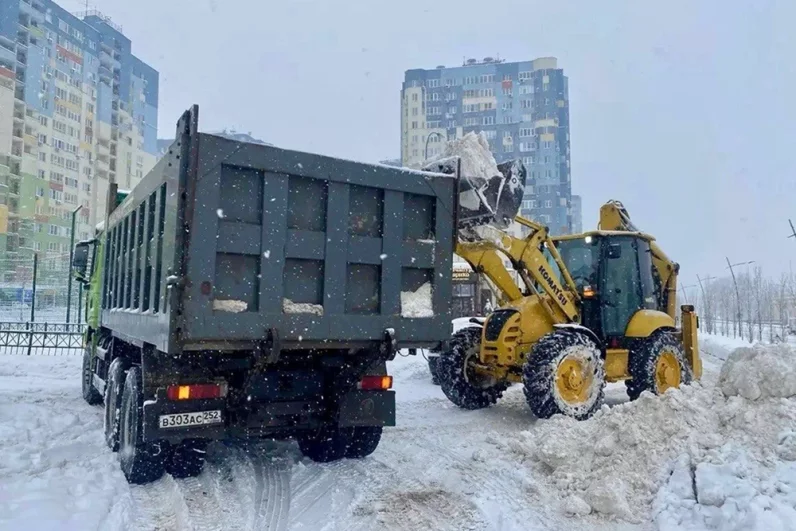 Последствия снегопада в Нижнем Новгороде.