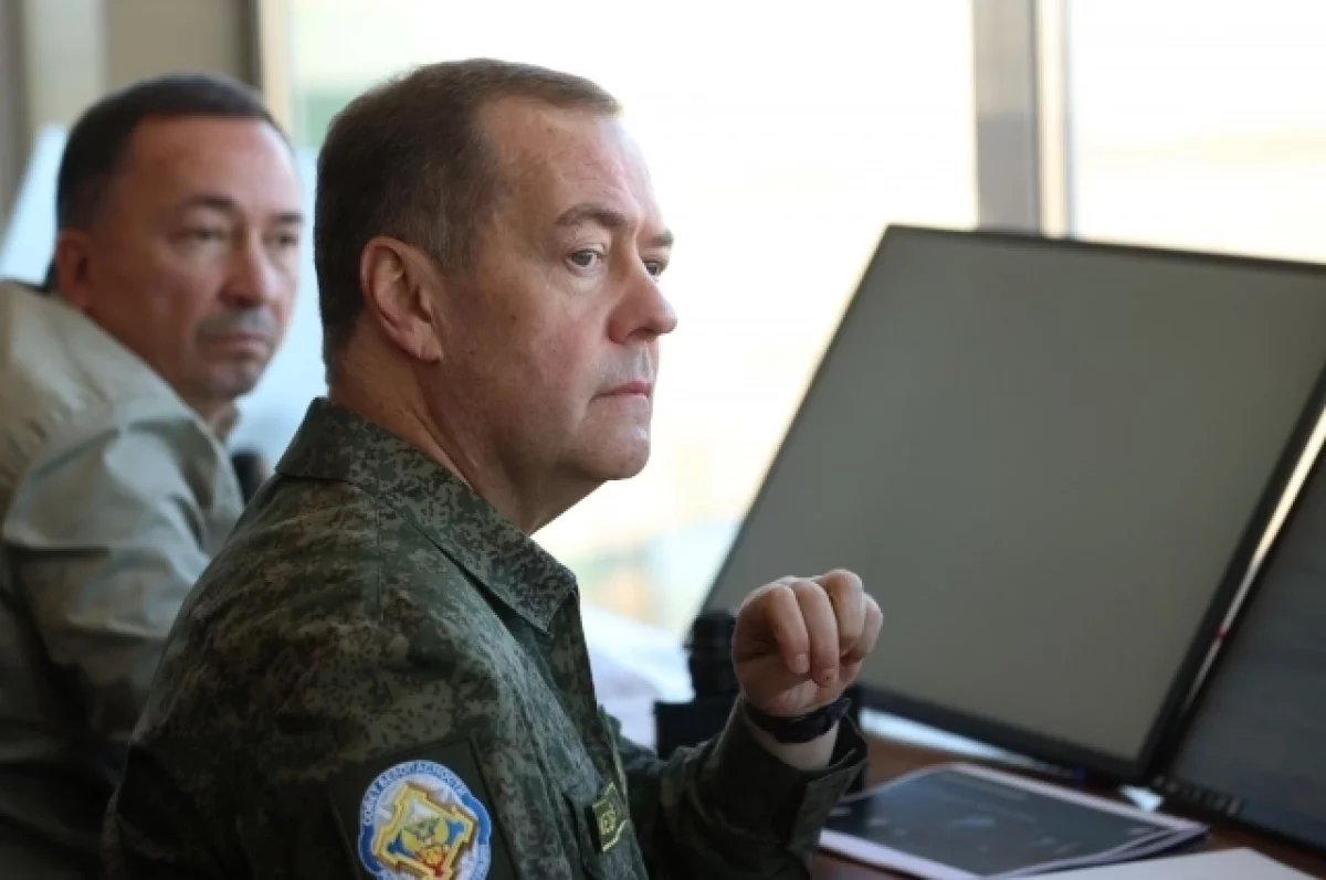 Медведев заявил, что Россия категорически против размещения военных сил Европы и НАТО на Украине