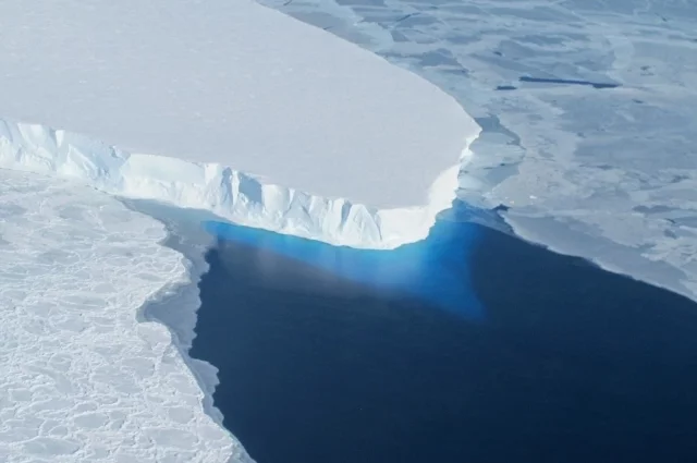 Ледник Судного дня, способный утопить Санкт-Петербург, Хельсинки, Ригу и Новый Орлеан, стал таять быстрей. 