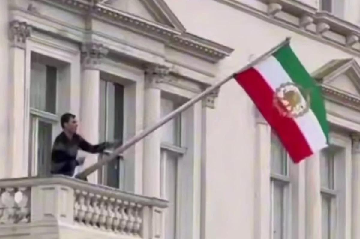 В Лондоне протестующий заменил флаг на здании посольства Ирана