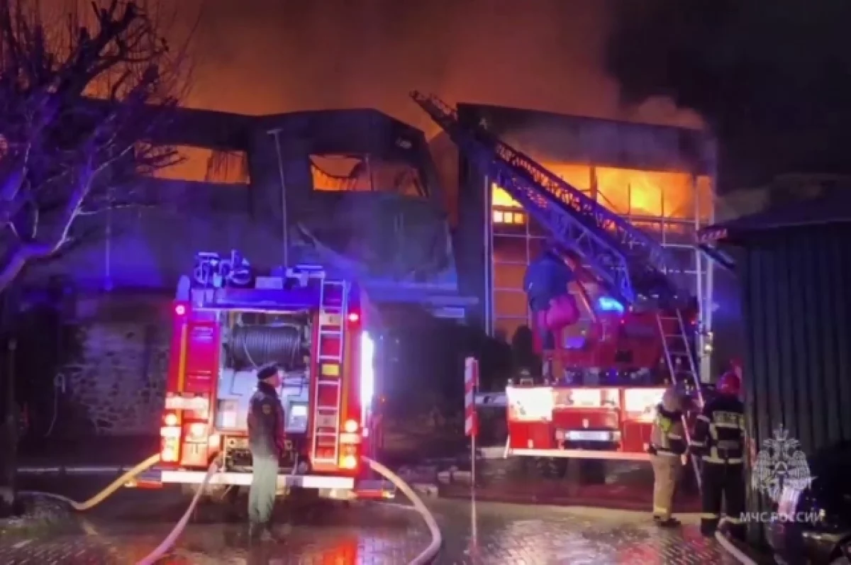 В Крыму в торговом центре вспыхнул крупный пожар