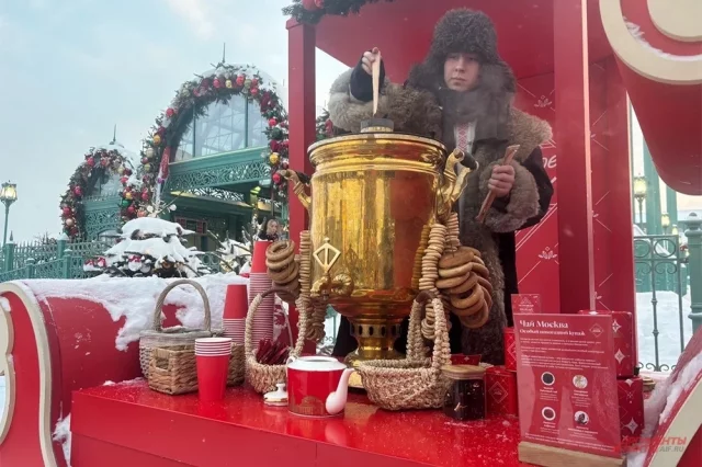 В музее-заповеднике «Коломенское» многолюдно. Там разливают чай из самовара.