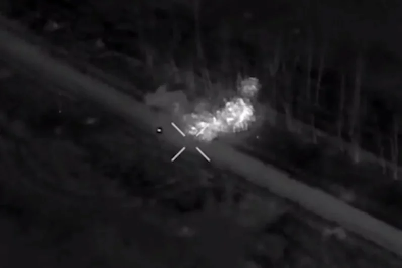 Кроме того, артиллеристы 114-й мотострелковой бригады группировки «Центр» с двух выстрелов уничтожили бронетранспортер MaxxPro ВСУ.