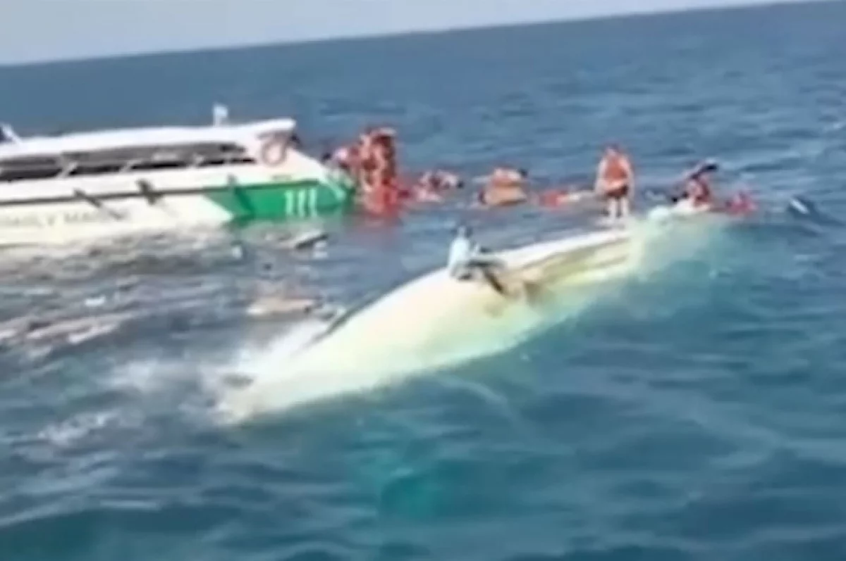 Появились кадры столкновения катера с рыболовным судном у берегов Пхукета