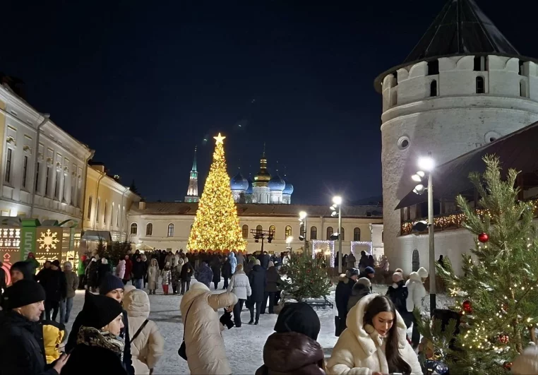 «Золотая» ёлка в Присутственных местах Казанского кремля.
