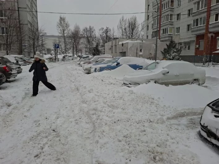 После метели под ногами снежная каша. 
