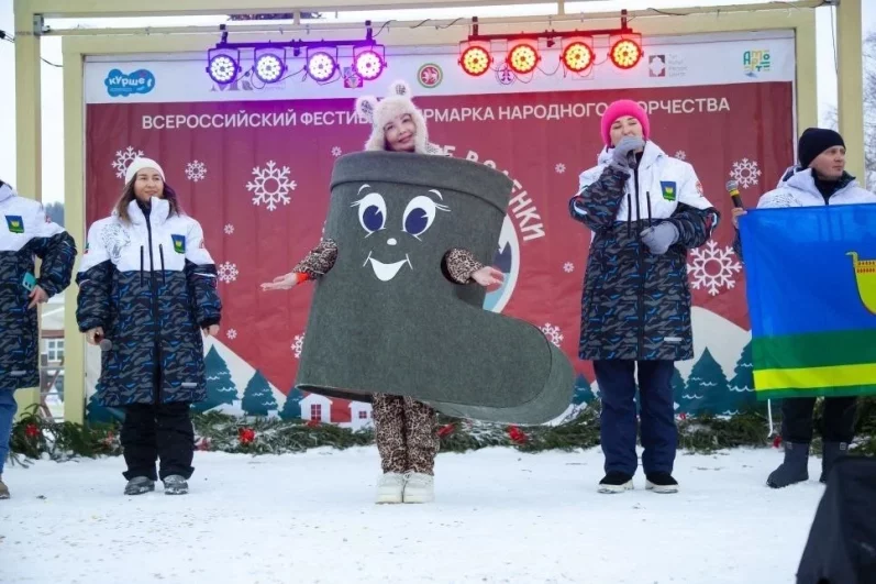 В 150 км от Казани в Кукморе прошел традиционный фестиваль, посвященный валенкам. 