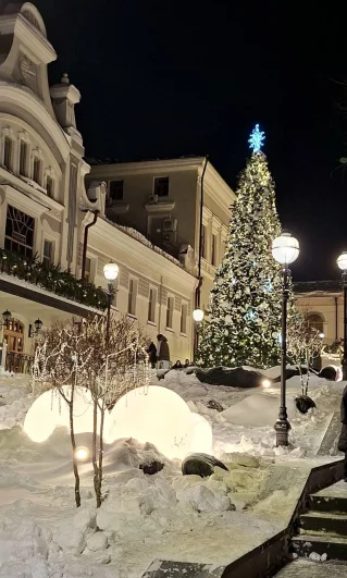 В этом году впервые появилась ёлка в сквере «Зилант» по ул. Миславского.  