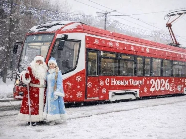 Все праздники по Казани курсировал «волшебный трамвай» Деда Мороза. 