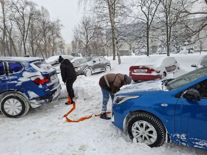 Казанцы помогали друг другу вытаскивать застрявшие машины. 