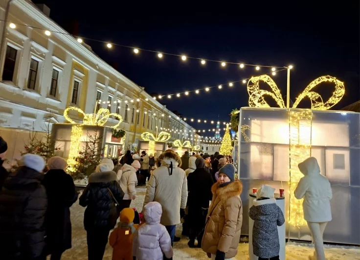 Киоски с татарской национальной выпечкой и безалкогольным татар-глинтвейном.