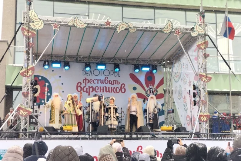 На главной площадке выступили народные коллективы.