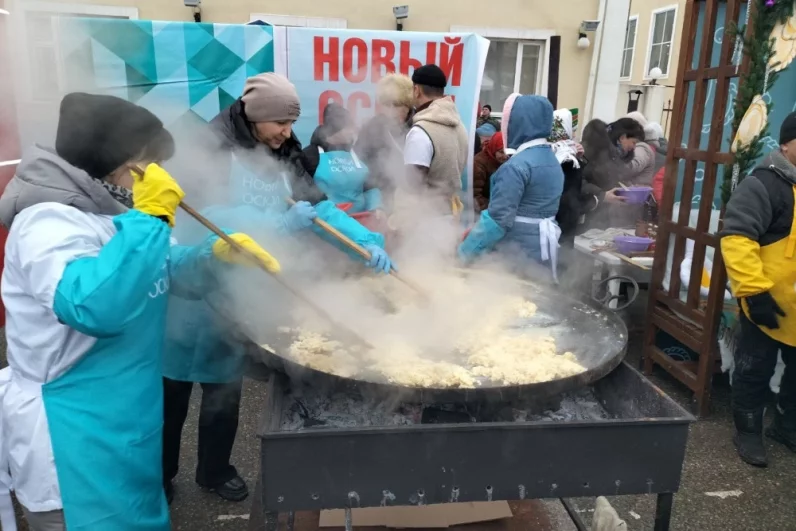 Гигантскую яичницу приготовили новоосколькие кулинары.