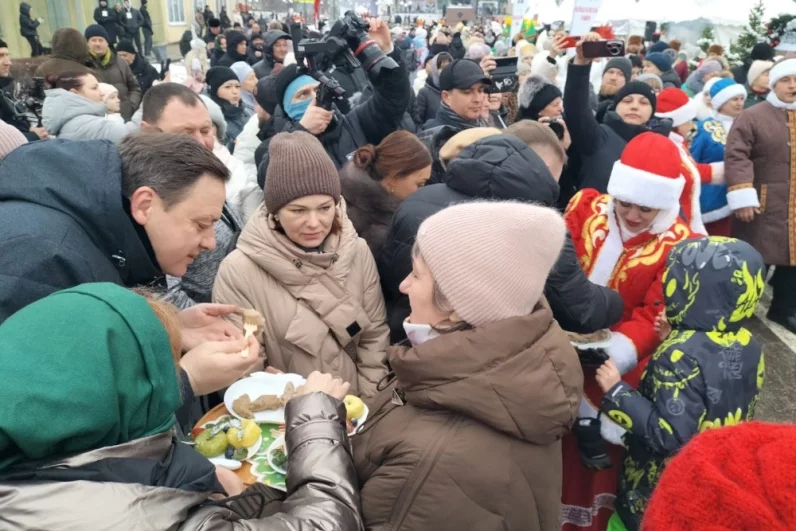Заместитель губернатора Андрей Милехин охотно дегустирует вареники.
