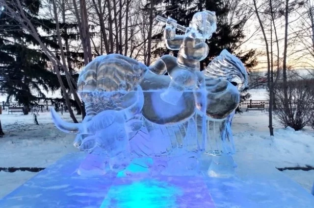 Лучшей признана работа «Мелодия флейты» тувинской команды дебютантов «Ирбиш». Они вырезали изо льда мальчика-пастушка, который играет на музыкальном инструменте.