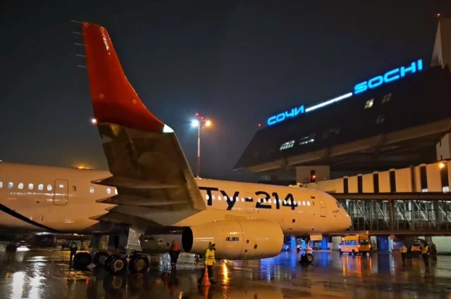 Российская авиакомпания Red Wings начала замену широкофюзеляжных Boeing 777 на отечественные Ту-214 на дальнемагистральных маршрутах. 