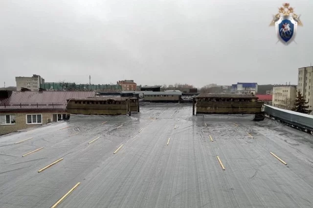 Крыша дома на улице Доваторцев с временным покрытием.