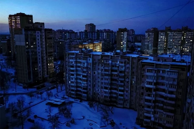 Половина многоэтажных домов Киева осталась без тепла и света.