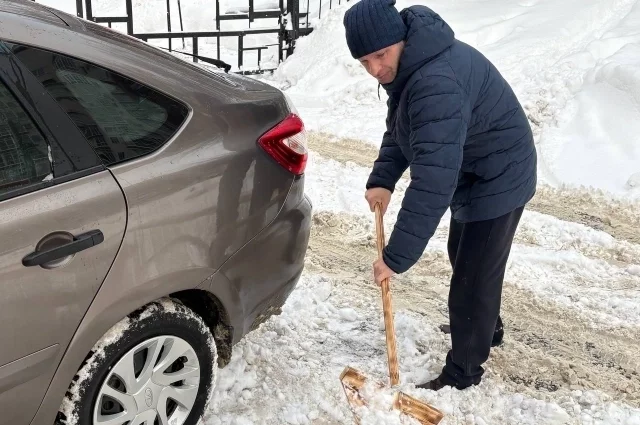 Во дворах пензенцам пришлось самим откапывать свои автомобили.
