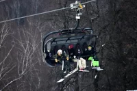Люди на подъемнике на горнолыжном склоне на Воробьевых горах в Москве. 