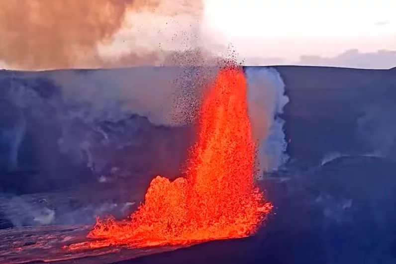 Извержения продолжаются уже несколько недель.