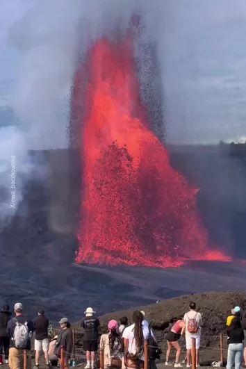 Понаблюдать за огненным зрелищем собралась толпа туристов.