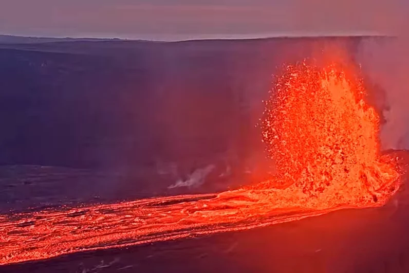 Высота выбросов лавы достигала 300 метров.