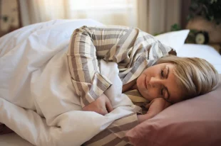 Сон на боку может быть полезным для людей с болями в спине.