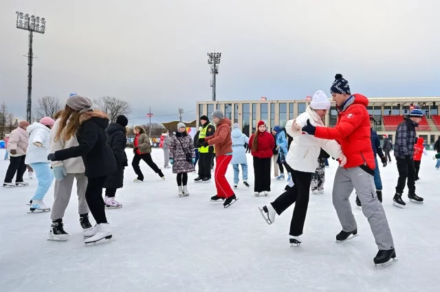 В столице этой зимой работают более 20 ледовых площадок, куда можно в любой день прийти со своими коньками и покататься совершенно бесплатно.