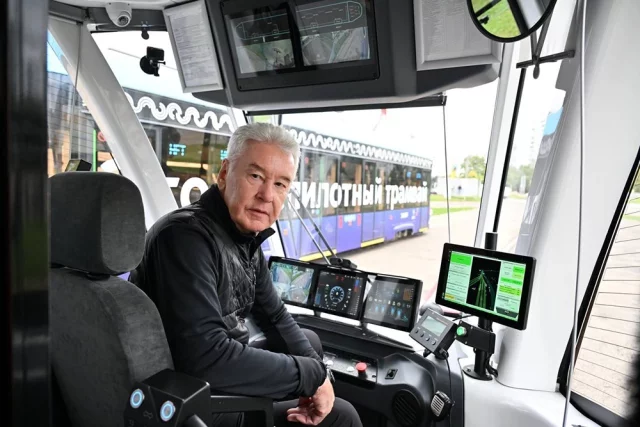 Сергей Собянин в кабине первого в РФ беспилотного трамвая. В 2026 году беспилотными технологиями планируется оснастить 15 трамваев.