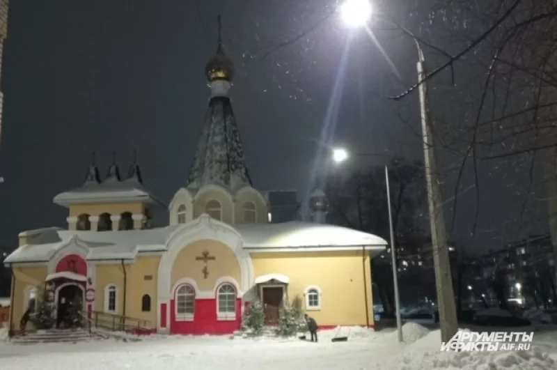 В 20 шагах от роддома — небольшая церковь. 