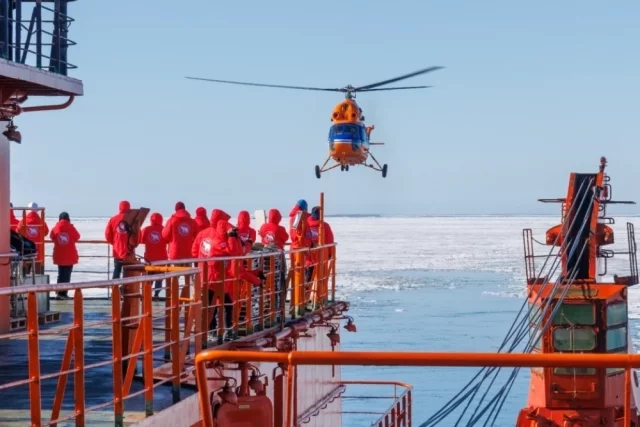 Если поверхностные морские волны обычно не очень большие, высотой лишь в несколько метров, то внутренние могут достигать 30, а то и 50 метров. 