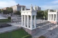 Облик центральной набережной, созданной Симбирцевым, сохранился неизменным.