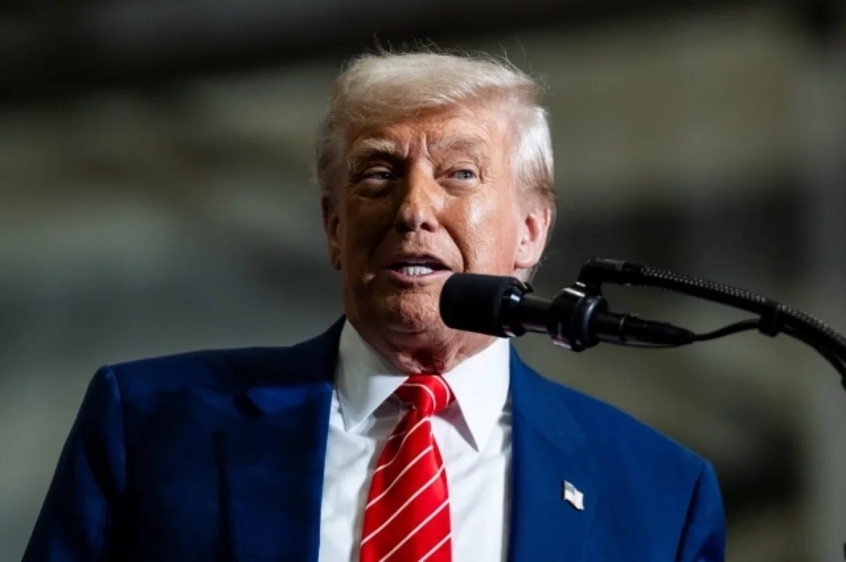 Трамп из-за обвинений показал работнику завода в Мичигане средний палец