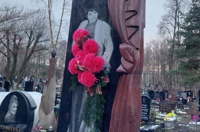 Необычный памятник на Смоленском кладбище неизменно привлекает внимание.