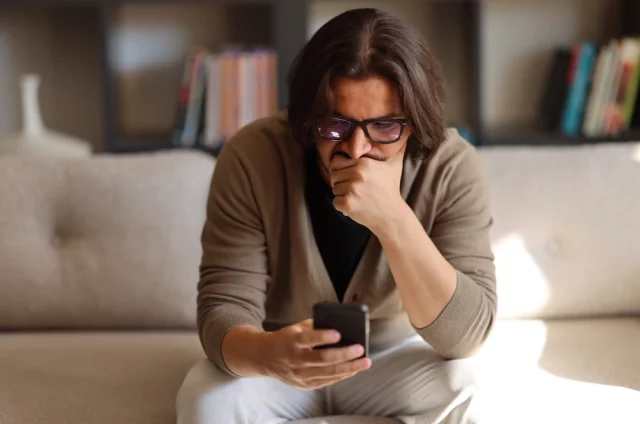 Изучение негативных новостей и событий может привести к ухудшению настроения, повышению тревожности, страху, ощущению опустошенности и бессилия.