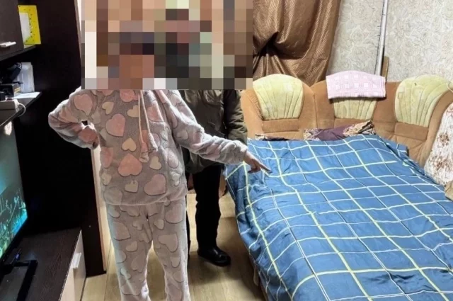 Мать показала, как она избила ребёнка на диване
