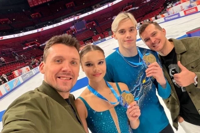 Павел Слюсаренко, Екатерина Чикмарёва, Матвей Янченков и тренер штаба Егор Закроев на этапе Гран-при в Омске