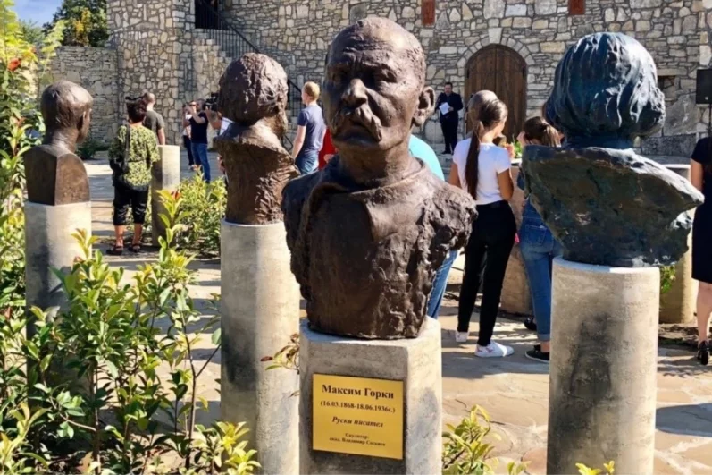 «Портрет Максима Горького», бронза, 2018. «Двор кириллицы», Плиска, Болгария.