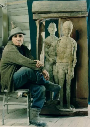 Владимир Соскиев в своей мастерской.